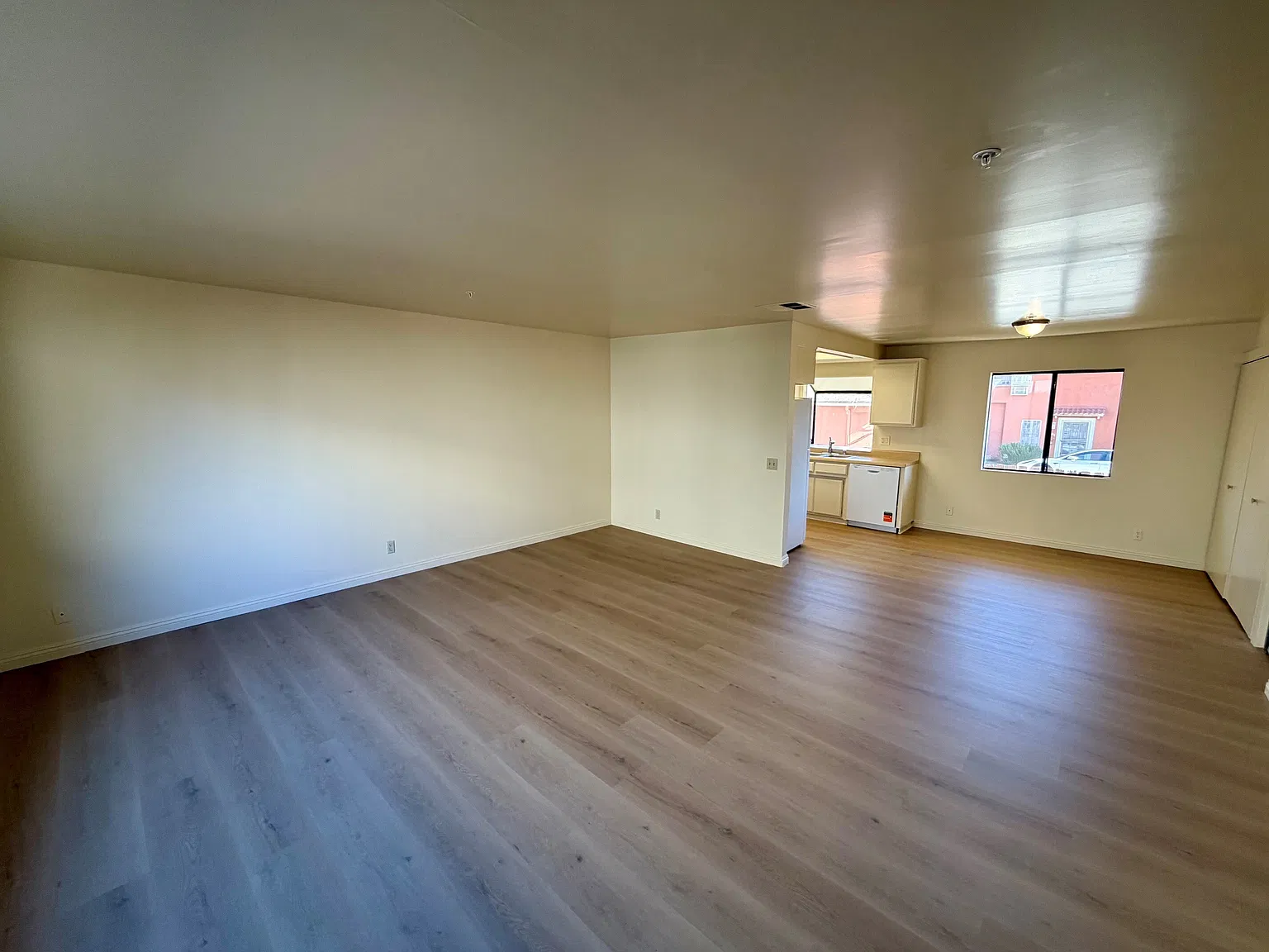 1425 Bank St — Photo 2