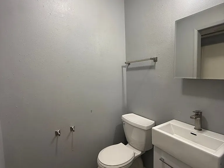 2447 E Walnut Street — Photo 7