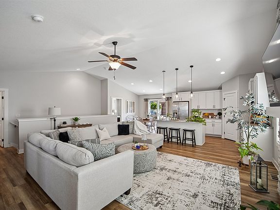 4th image of 2001 NE Cypress Cir