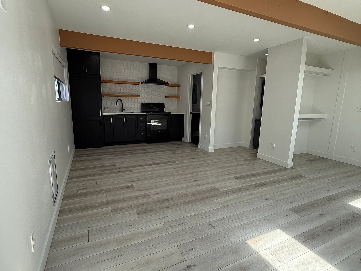 Studio, 400 sqft, $1,900 — Photo 2