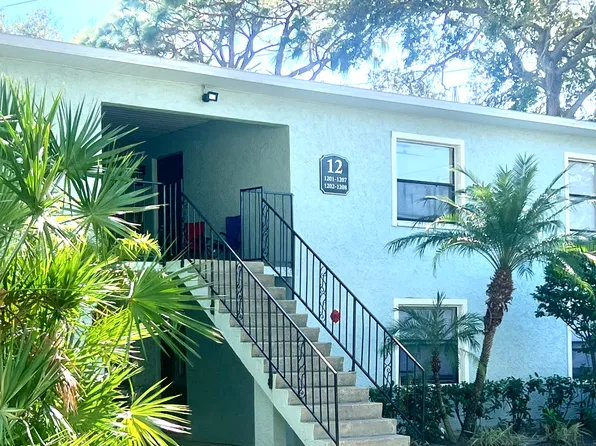The Apartments at Oak Creek