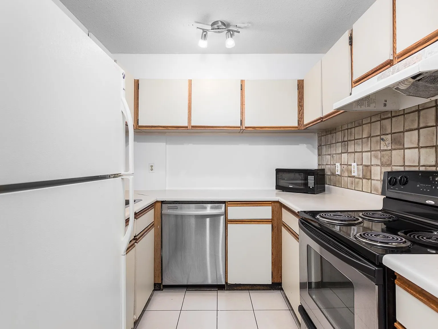 3 bed, 970 sqft, $4,490 — Photo 4