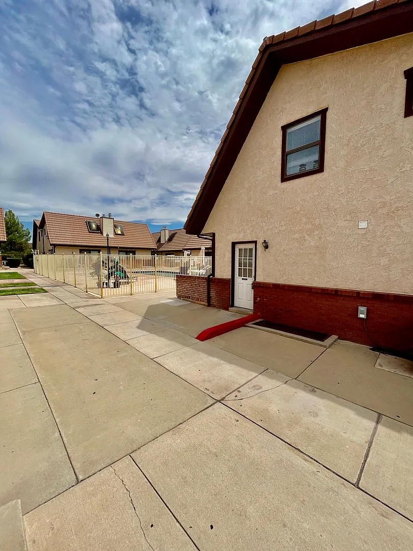 Cute Pet-Friendly Sunny Dale Townhome — Photo 1