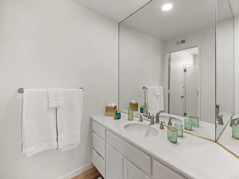 54100 Riviera — Photo 32