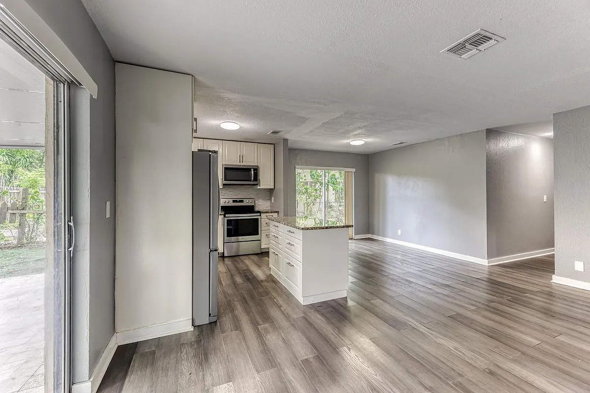 3 bed, 2.0 bath, 1222 sqft, $3,000 — Photo 2