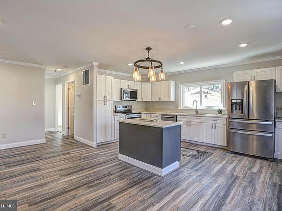 2nd image of 617 Park Rd