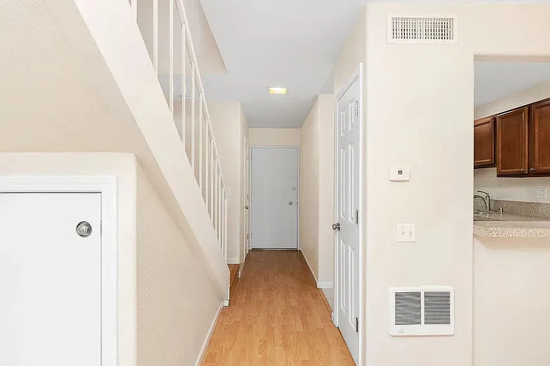2 bed, 1.0 bath, 1068 sqft, $1,880 — Photo 4