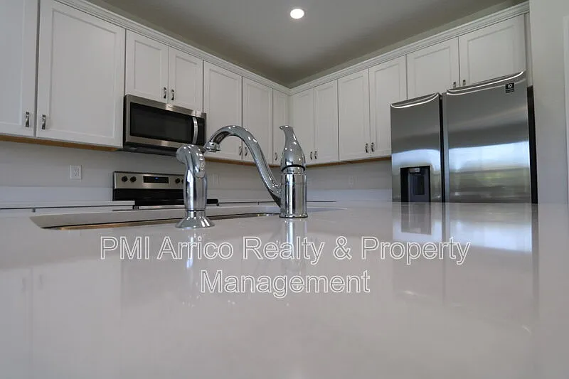 3 bed, 2.5 bath, 1852 sqft, $2,430 — Photo 4