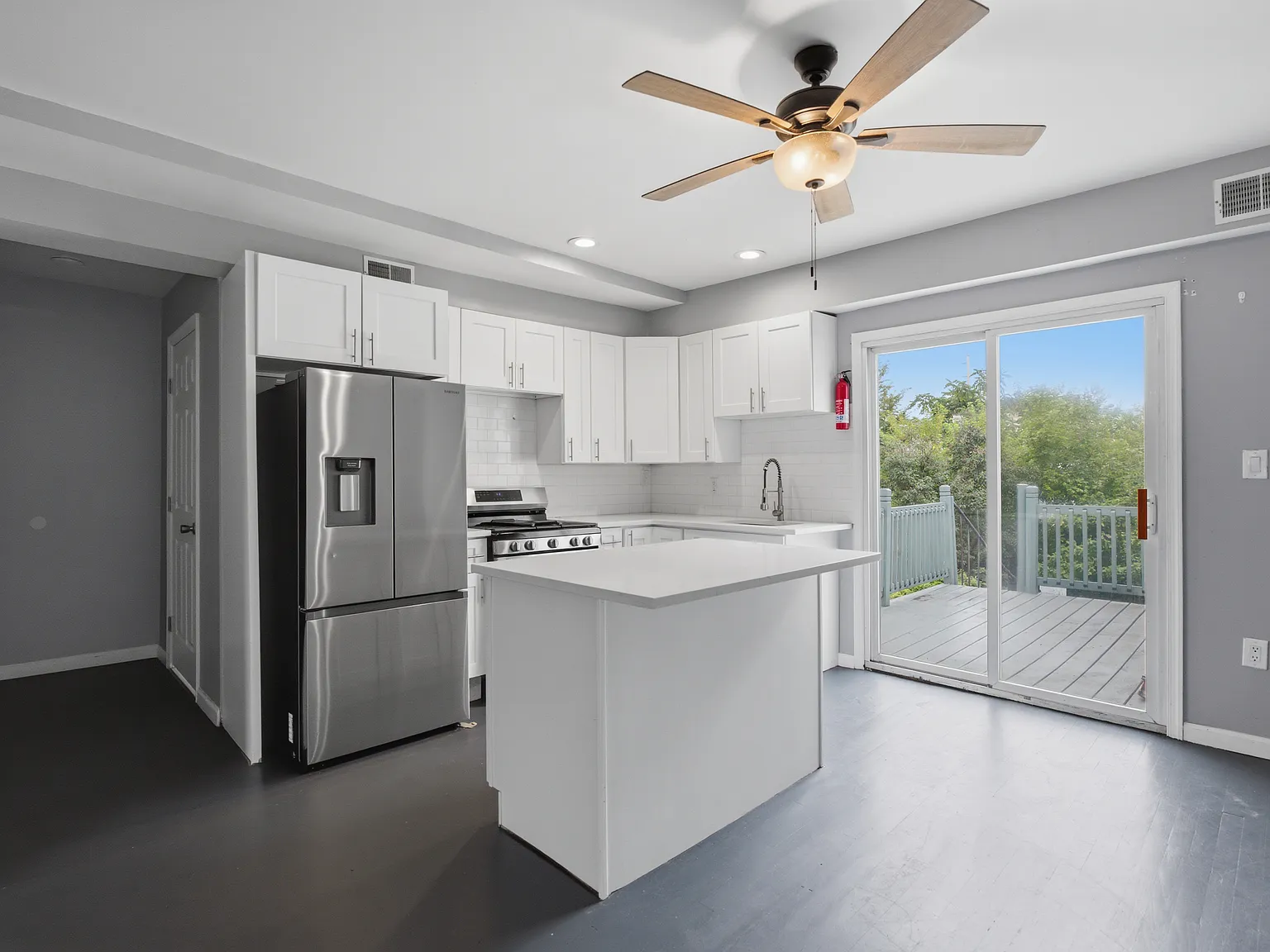 2 bed, 900 sqft, $2,300 — Photo 3