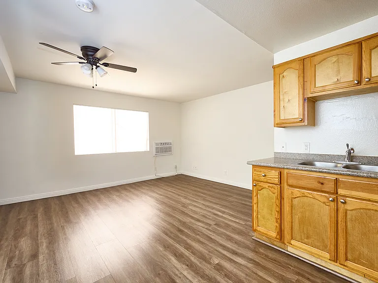 744 N Manhattan Pl — Photo 6