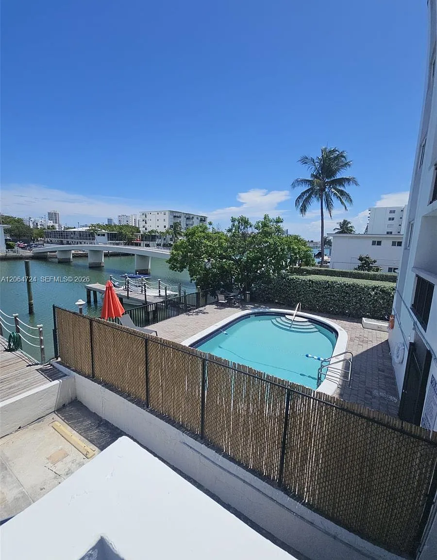 Biscayne Bch Sub — Photo 3