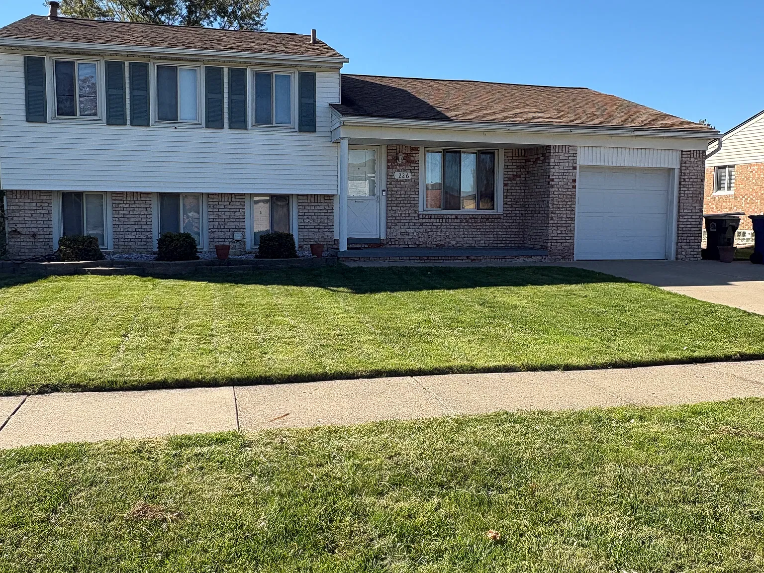 4 bed, 1.5 bath, 1996 sqft, $2,550 — Photo 1