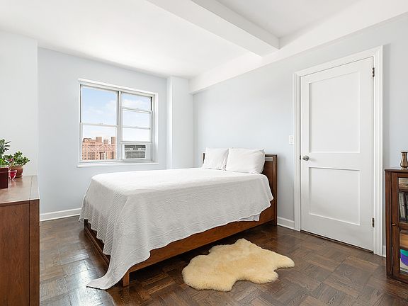 4th image of 550 Grand St APT J9c