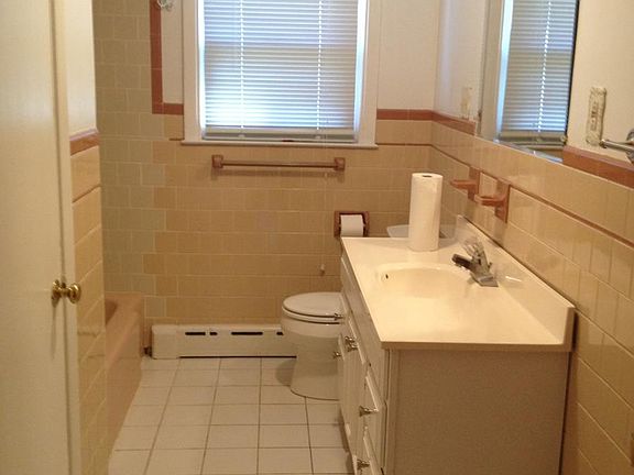 Bathroom on 1st floor