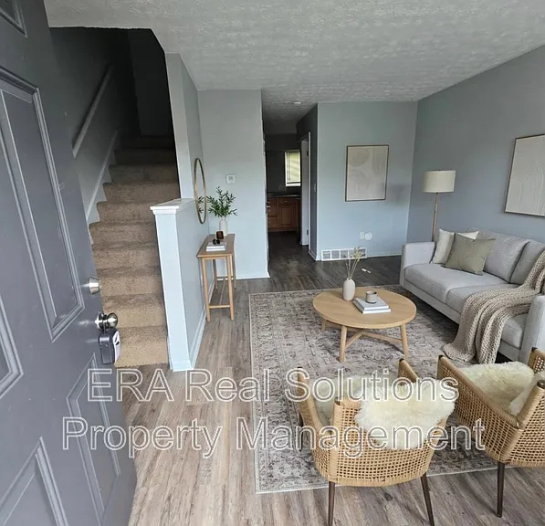 1718 Carstare Dr — Photo 2