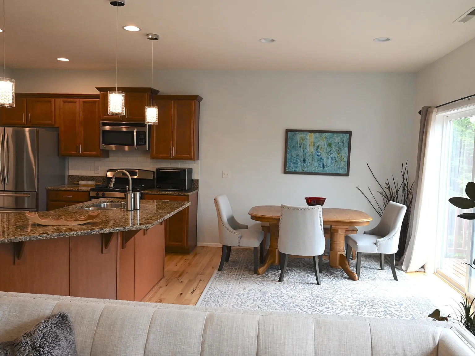 4 bed, 2450 sqft, $4,200 — Photo 4