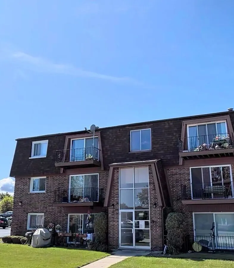 Charming 2-Bedroom Apartment in the Heart of Tinley Park 7121 W 166th St — Photo 1