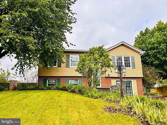 2nd image of 211 N Vanessa Dr