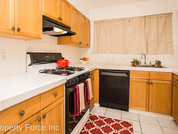 4th image of 378 Surrey St
