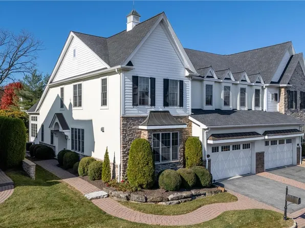 1912 Carriage Knoll Dr, Bethlehem, PA 18015