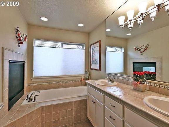 Soaking tub w/fireplace