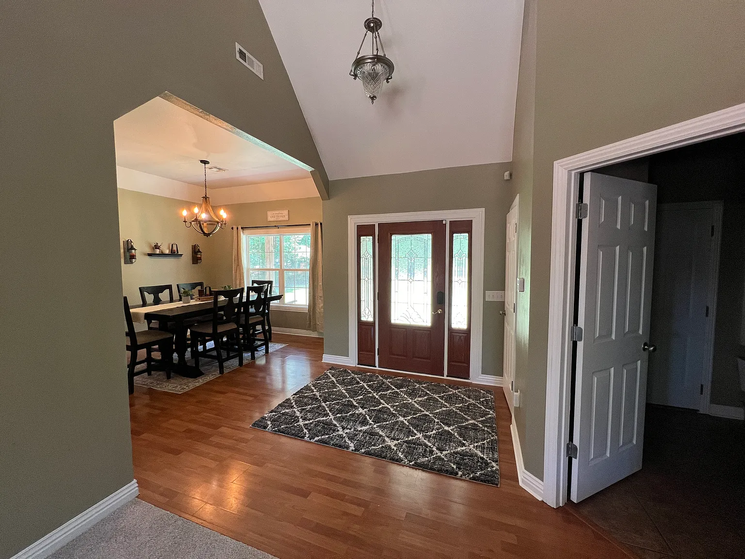 4 bed, 2500 sqft, $2,970 — Photo 4