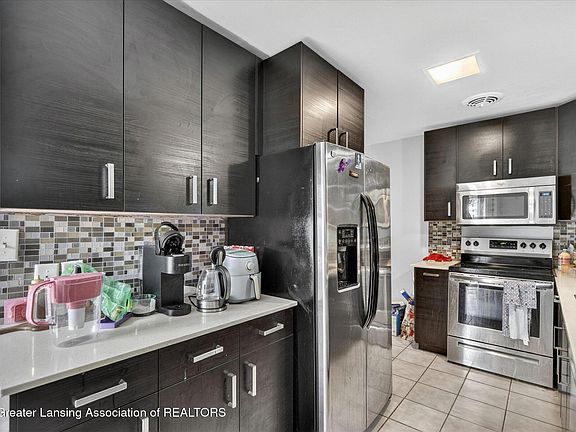 5th image of 502 N Hagadorn Rd