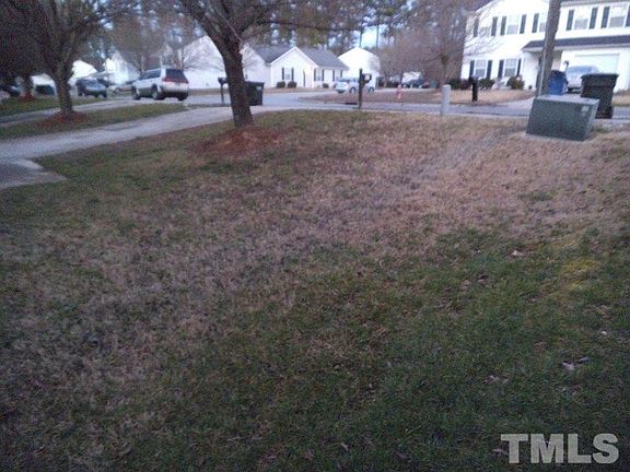 3rd image of 321 Gladstone Dr