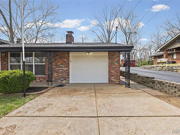 3rd image of 1963 Maple Ln