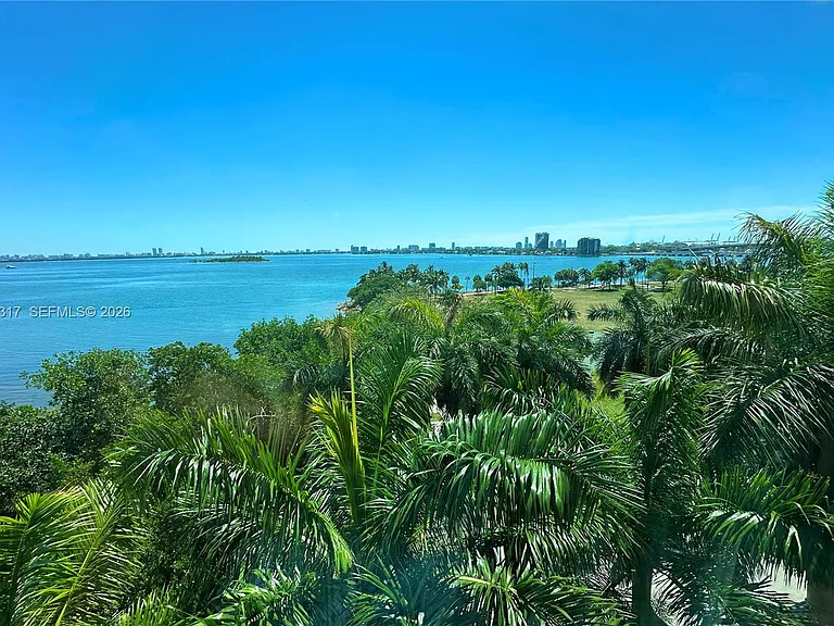 2000 N Bayshore Dr #614 — Photo 1