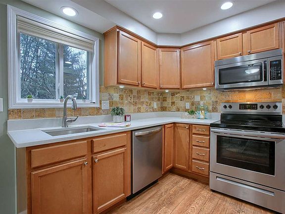 5th image of 542 N William St