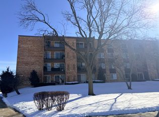 500 W Huntington Commons Rd APT 255, Mount Prospect, IL 60056