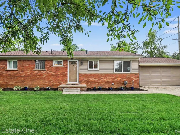 2445 Ethel Dr, Wolverine Lake, MI 48390