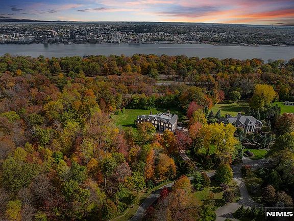 4th image of 24 Tulip Tree Ln