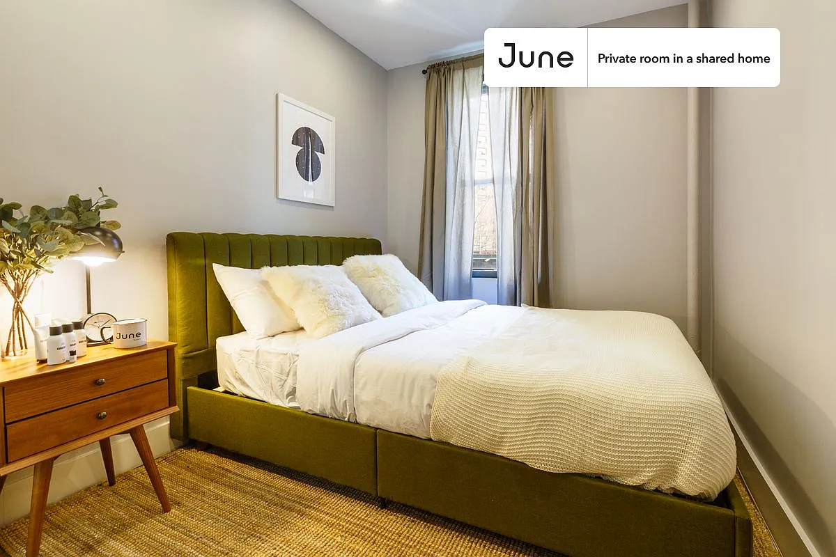 Queen bedroom in 4 bed/2 bath home in Morningside Heights #324 B — Photo 1