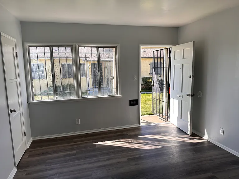 10949 S Western Ave #B — Photo 3