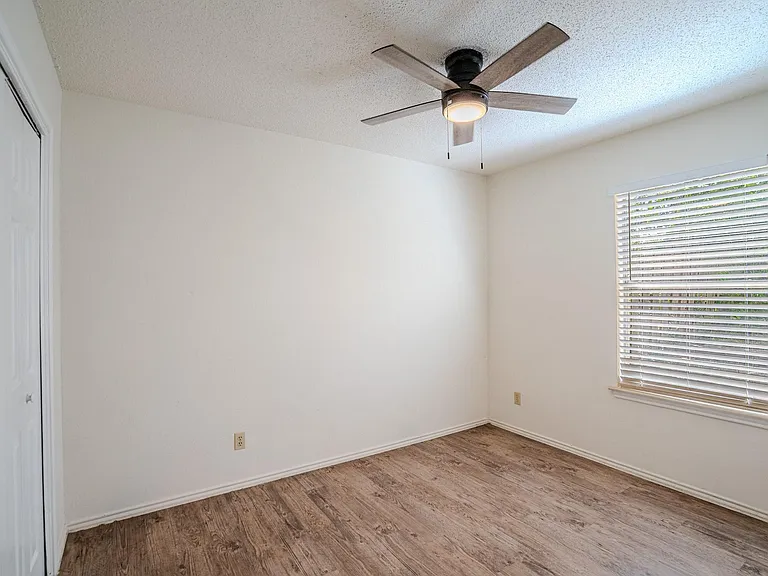 517 Cutty Trl #B — Photo 9