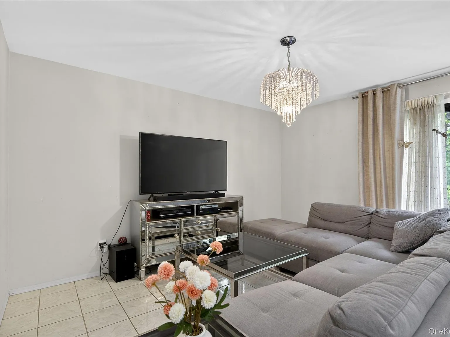 3 bed, 2.5 bath, 2432 sqft, $7,200 — Photo 4