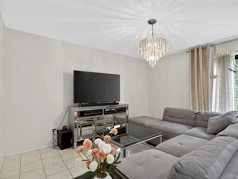 36 Wimbledon Dr — Photo 4