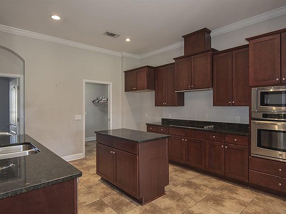 4th image of 3691 Laverne Dr