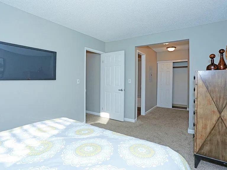 Sunset Pointe Apartments — Photo 21