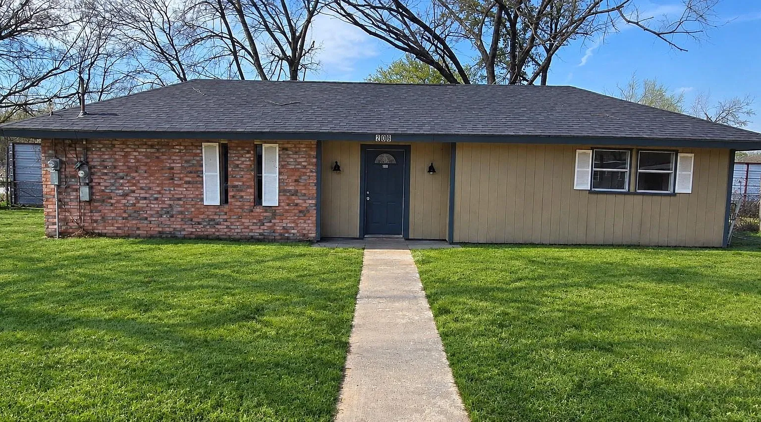 2 bed, 1.0 bath, 1800 sqft, $1,200 — Photo 1