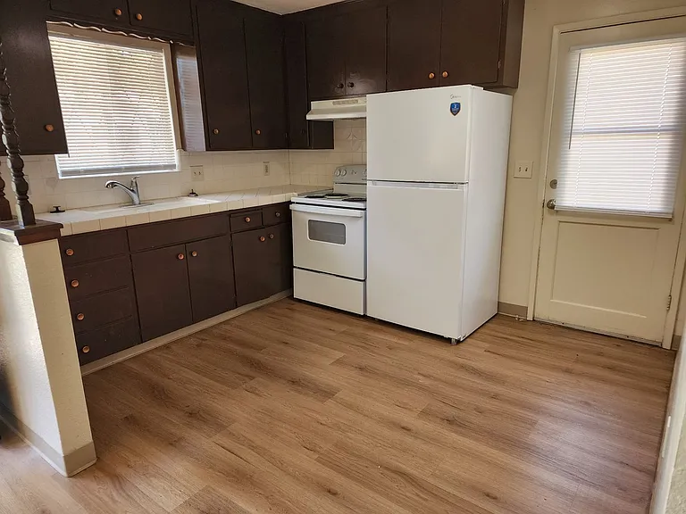1103 Sycamore St — Photo 4