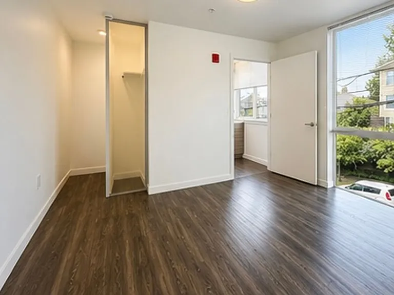 Hamilton- Your Bright, Modern City Home! — Photo 30
