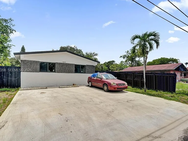 1810 NW 9th St #1 — Photo 1
