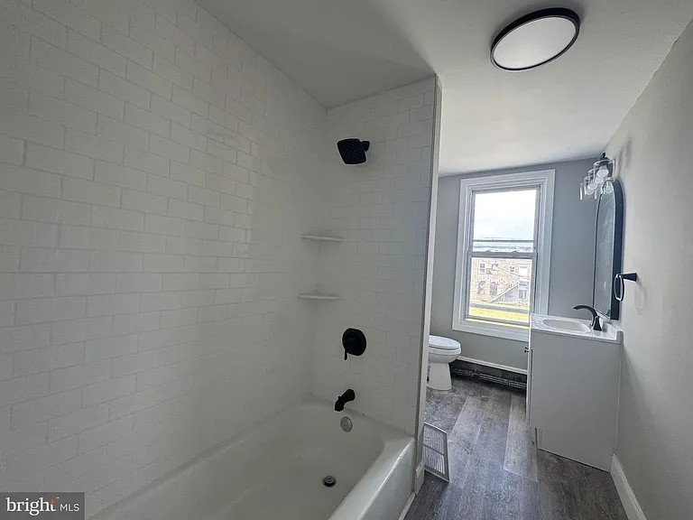 242 N Broadway #B — Photo 3