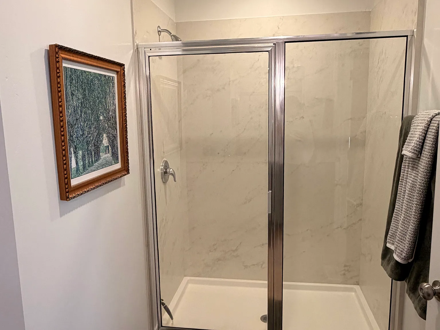 5 bed, 2400 sqft, $2,800 — Photo 3