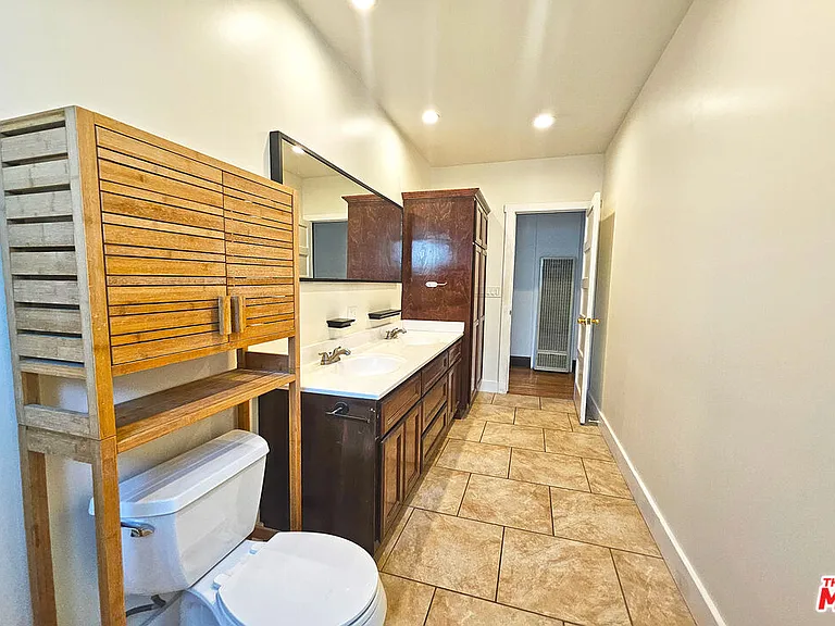 648 N Heliotrope Dr — Photo 21