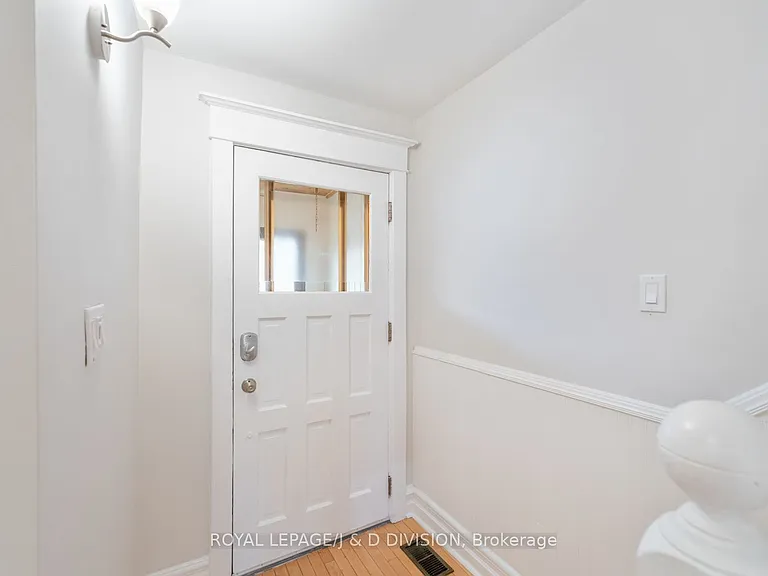 1132A Dovercourt Rd — Photo 2