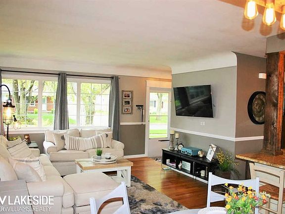 2nd image of 35979 Larchwood St